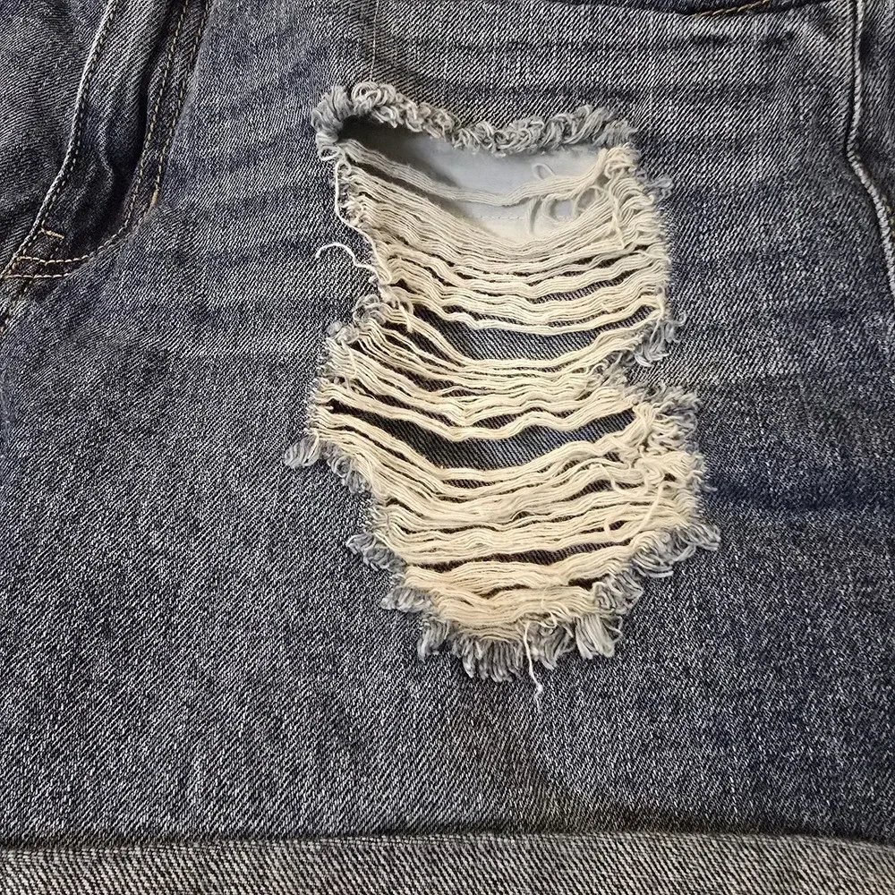 Forever 21 Cuffed Denim Blue Jean Shorts Women's 30 Medium Wash Destroyed‎